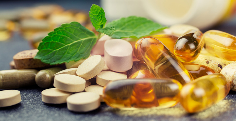 Capsule e compresse utilizzate per spiegare come valutare un integratore