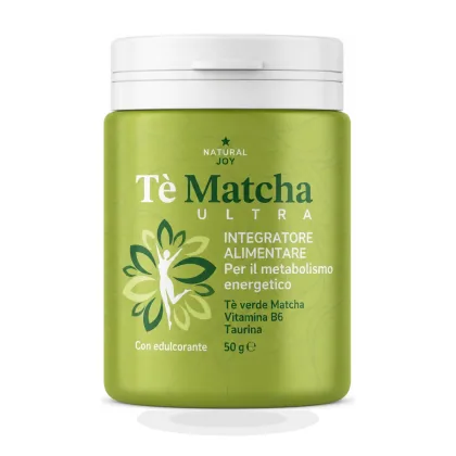 Tè Matcha Ultra su sfondo bianco